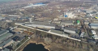Birçok fabrika yan yana. Büyük sanayi bölgesi