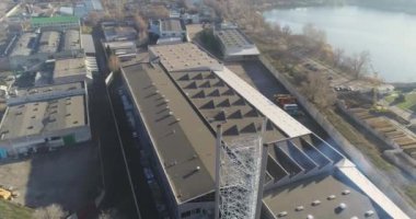 Modern bir fabrikada baca boruları, modern bir fabrikanın yanında uzun bir boru, modern bir fabrika manzarası.