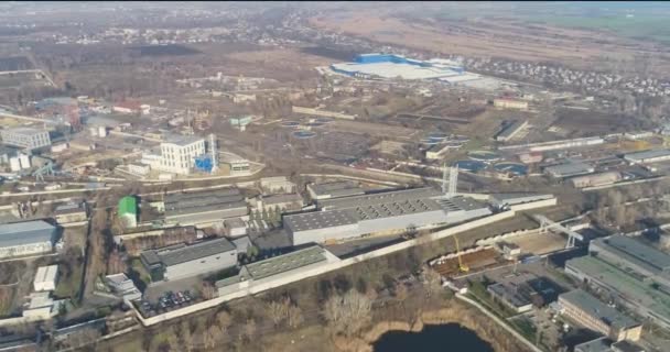 Muchas fábricas una al lado de la otra. Gran área industrial — Vídeos de Stock