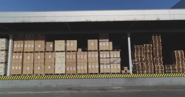 Великий склад з коробками, сучасний вид зверху на склад, багато товарів готових до відвантаження — стокове відео