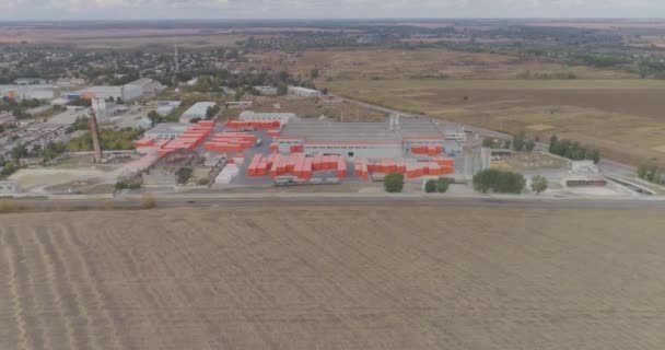 Vliegen over een moderne fabriek. Oranje dozen bij de fabriek. Dozen bij de fabriek — Stockvideo