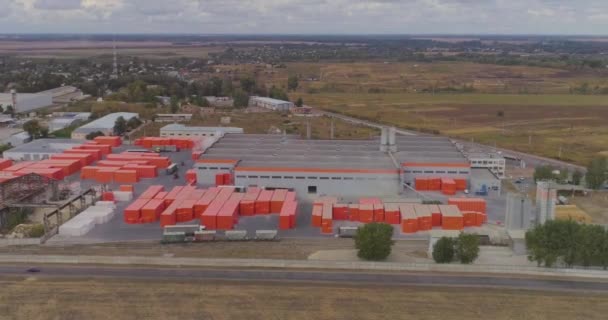 Moderne Fabrik in grau-orangen Farben aus der Luft. Helle moderne Fabrik — Stockvideo