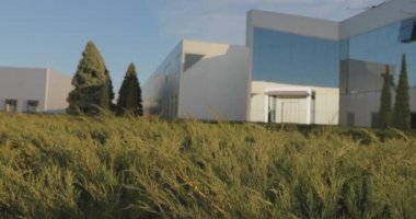 Modern bir ofis ya da fabrika binasının dışında. Modern bir fabrikanın inşası.