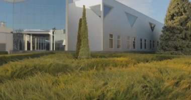 Modern ofis binasının yanına park et. Büyük camlı ofis binası.