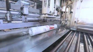 Modern bir fabrikada duvar kağıdı üretim süreci. Modern duvar kağıdı üretim taşıyıcısı. Otomatik duvar kağıdı üretim hattı.