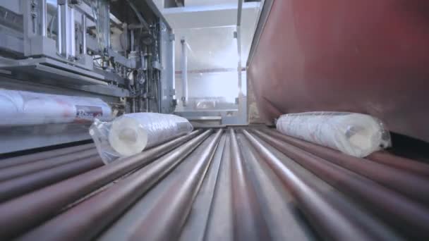 Proceso de producción de papel pintado en una fábrica moderna. Transportador de producción de papel pintado moderno. Línea de producción de papel pintado automatizada . — Vídeos de Stock