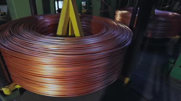 Close-up van een wikkelende koperkabel in een kabelfabriek. Kabelproductie — Stockvideo