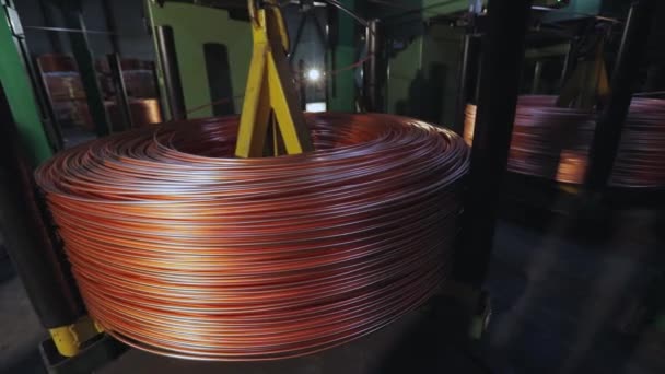 Close-up van een wikkelende koperkabel in een kabelfabriek. Kabelproductie — Stockvideo