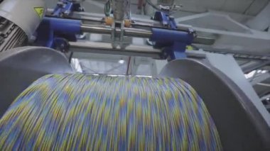 Yapım aşamasında elektrik kablosunun bobbin kutusuna sarılması. Kablolu yayın. Kablo fabrikası