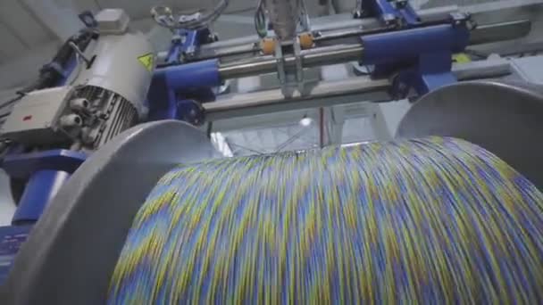 ケーブル工場だ。生産中のボビンに電気ケーブルの巻線。ケーブル製造. — ストック動画