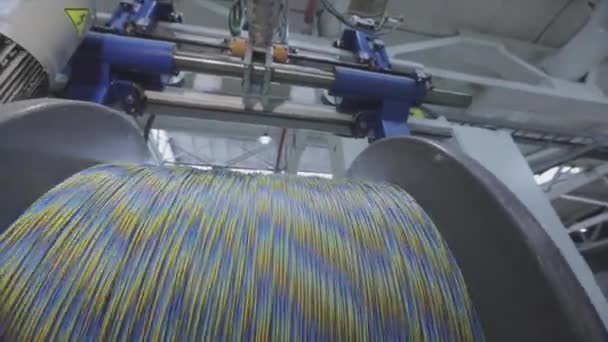Bobinado del cable eléctrico a la bobina en la producción. Pdroducción de cable. Fábrica de cable — Vídeos de Stock