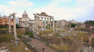 Roma 'daki Roma Forumunda Satürn Tapınağı. Antik Roma 'nın kalıntıları. Roma Forumunun kalıntıları