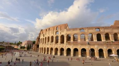 Roma 'daki Kolezyum cephesi, yazın güzel havalarda Roma Kolezyumu. Roma, İtalya 'daki Kolezyum