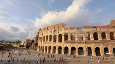 Yazın güzel havalarda Roma Kolezyumu. Roma, İtalya 'da kolezyum. Roma 'daki Kolezyum cephesi