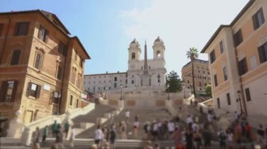 İspanyol Merdivenleri. İnsanlar İspanyol Merdivenleri boyunca yürür. Roma, İtalya