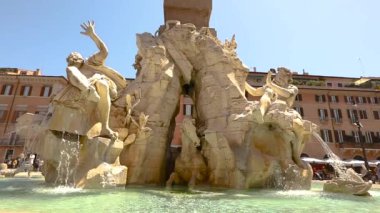 Roma 'daki Navona Meydanı' ndaki Dört Nehir Çeşmesi. Dört Nehir Çeşmesi Ağır çekim
