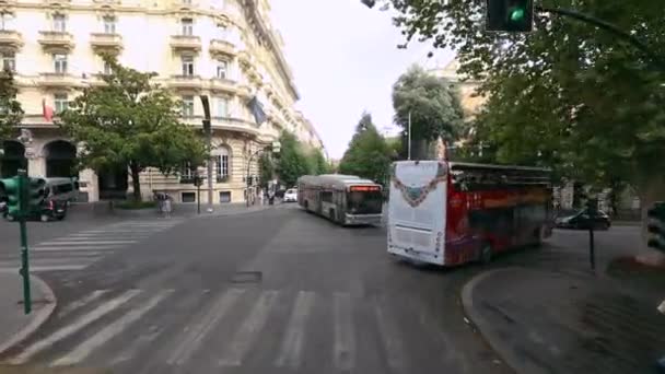 Roma sokaklarında bir gezi, İtalyan caddeleri araba penceresinden görünüyor. — Stok video