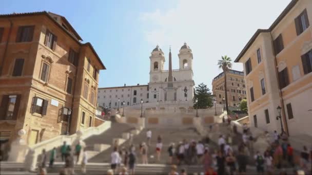 Escadarias espanholas. As pessoas caminham ao longo dos degraus espanhóis. Roma, Itália — Vídeo de Stock
