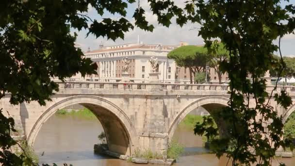 Most Ponte Sant Angelo, Řím, Itálie. Pěší most přes Tiber v Římě — Stock video