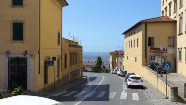 Italiaanse stret. Straten van Florence, auto 's in de straten van Florence. Cattedrale di Santa Maria del Fiore op de achtergrond — Stockvideo