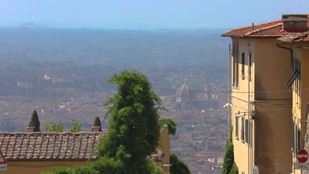 Cattedrale di Santa Maria del Fiore from the hill of Florence. Cattedrale di Santa Maria del Fiore towers above Florence, streets of Florence — Stock Video