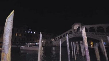 Rialto Köprüsü 'nün altından geçen bir gemi, Venezia, İtalya