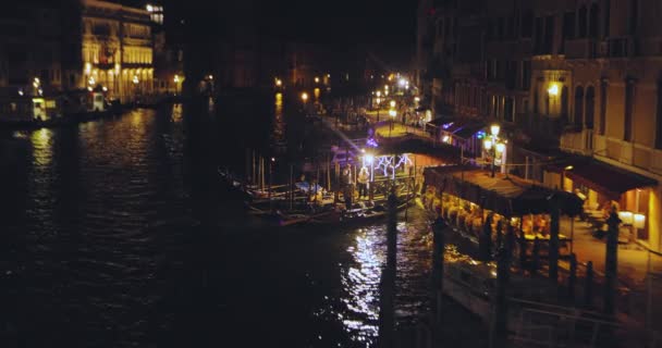 Gandoliers hablan. Muelle Gandol en el Gran Canal, Venecia, Italia. Gran Canal por la noche — Vídeos de Stock