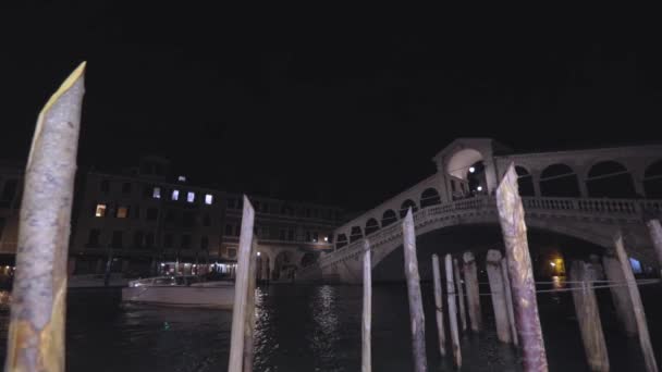 Корабель, що плив під мостом Ріальто (Венеція, Італія). — стокове відео