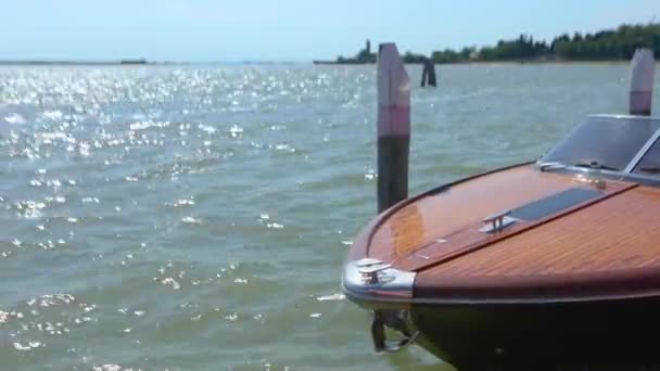 Hermoso barco caro cerca del muelle. Barco a motor caro con decoración de madera. Venecia, Italia — Vídeo de stock