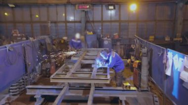 Metal yapıların montajı için atölyede atölye çalışması. Metal parçalarının, kaynakların ve metallerin birleştirilmesi