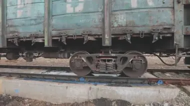 Vagon tartma ekipmanları yakın çekim, araba tekerlekleri yakın çekim.