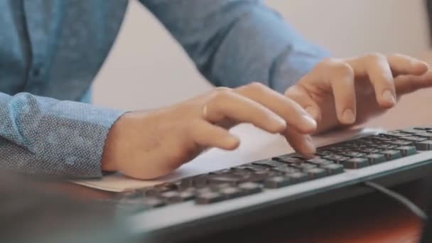 L'homme est en train de programmer, l'homme travaille sur ordinateur, les mains masculines sur le clavier gros plan — Video