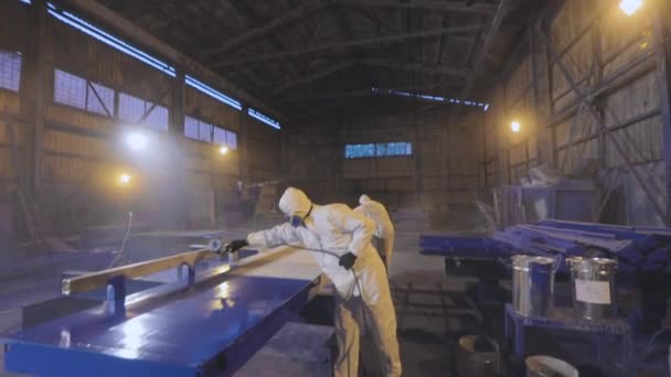 Pintura de peças em produção, pintura pulitizer. Homens na fábrica pintam o item — Vídeo de Stock