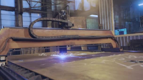 Plasma snijden op een CNC machine timelaps, plasma snijden van grote metalen delen — Stockvideo