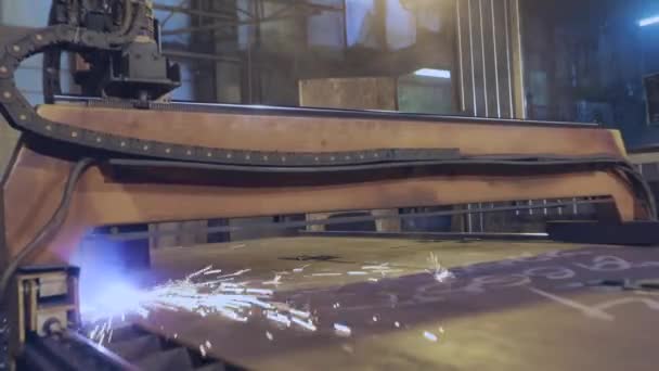 Plasmaskärning av en stor metalldel. Plasmaskärning på cnc-maskin — Stockvideo