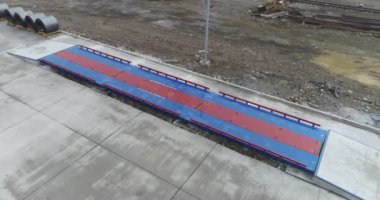 Ağırlığı ölçmek için endüstriyel ekipman. Kamyon tartı istasyonları, tartı istasyonu, tartı köprüsü