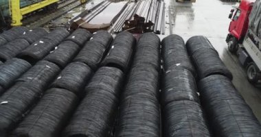 Açık havada metalle dolu bir depo. Metalle dolu bir depoda uçuyor.