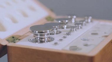 Ağırlık ayarlama, ayarlama ölçeği. Elektronik ölçek ayar prosedürü