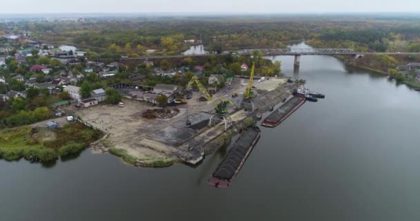 Port fluvial avec grues, vue sur le port fluvial avec de grandes grues pendant le fonctionnement — Video