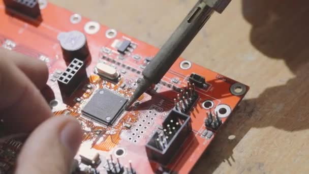 Inżynier lutujący płytę, zbliżenie do lutowania mikroobwodu, montaż zbliżenia mikroobwodu — Wideo stockowe