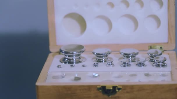 重みを校正するための重みを持つ木製の箱 — ストック動画