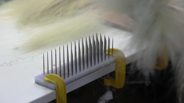Производство париков, расчесывание волос для париков, процесс производства париков — стоковое видео