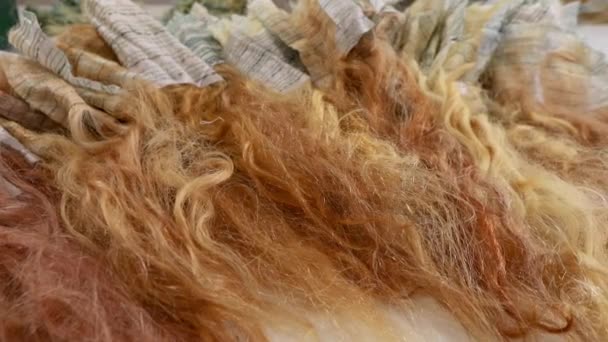 Виробництво перуки, червоні перуки, красиві червоні перуки — стокове відео