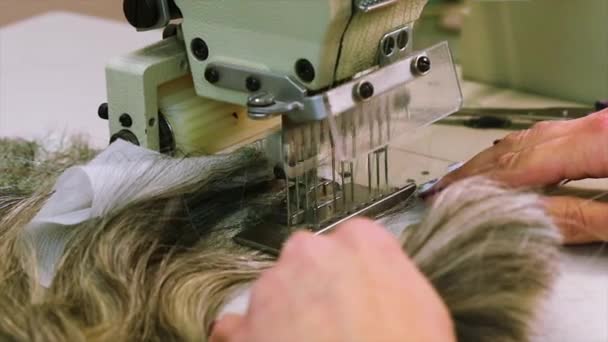Peruk üretim süreci, doğal saç uzantıları.. — Stok video