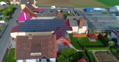 Evin çatısındaki güneş panelleri, güneş panellerinin elektriğin çıkarılması, kişisel güneş enerjisi istasyonu.