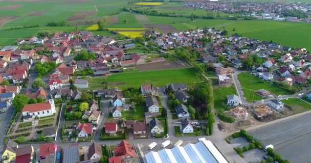Маленький европейский город с большим количеством солнечных панелей на крышах домов, европейской архитектурой, европейской сельской местностью — стоковое видео