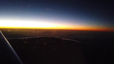 Uçak penceresinden gün batımını, uçak penceresinden gün doğumunu.