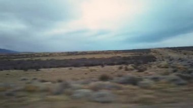 Arabanın penceresinden Şili tarlalarının görüntüsü. Araba camlı patagonya 'nın güzel doğası