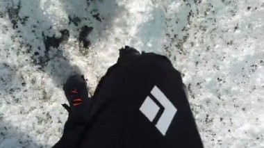 İnsan buzulda yürür, bacakları birbirine yaklaşır. Patagonya, Şili