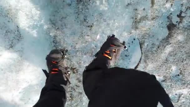 Man går längs glaciären, ben närbild. Patagonien, Chile — Stockvideo